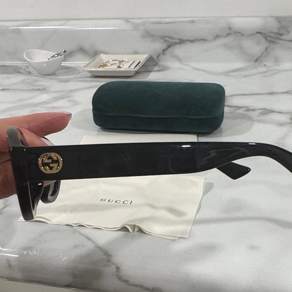 Gucci Black Oval Women's Sunglasses - Picture 3 of 9
